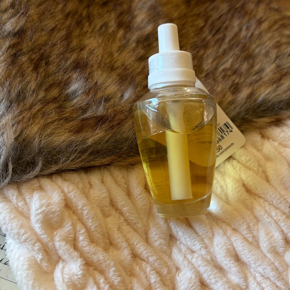 Bath & Body Works Wallflowers Refill — Cinnamon Spiced Vanilla NEW - Picture 3 of 3